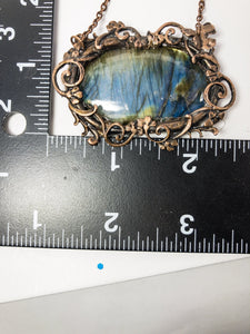 labradorite pendant with measurement