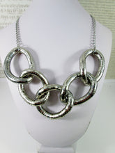 Load image into Gallery viewer, Chunky five circles necklace