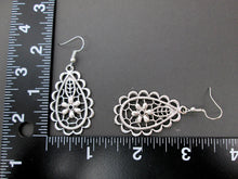 Load image into Gallery viewer, earrings with measurement