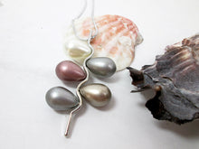 Load image into Gallery viewer, multi color pearl geometric pendant 