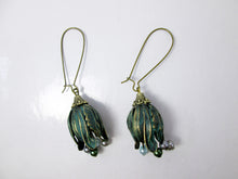 Load image into Gallery viewer, tulip earrings with pearls