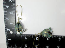 Load image into Gallery viewer, flower earrings with measurement