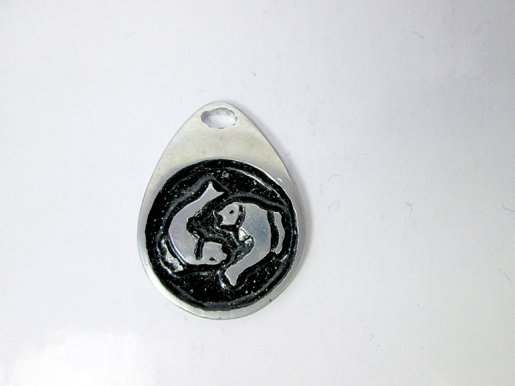 Pisces horoscope teardrop pendant with black background (picture taken on a white background)