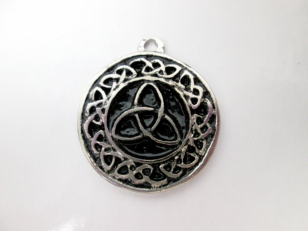 Celtic trinity knot pendant with black background, for unisex teen or adult . (Photo taken on a white background)