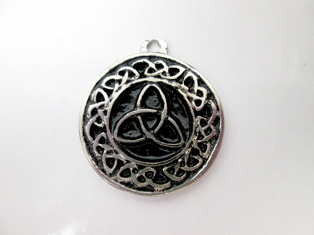 Celtic trinity knot pendant with black background, for unisex teen or adult . (Photo taken on a white background)