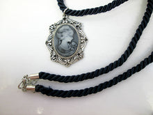 Load image into Gallery viewer, vintage style lady cameo necklace