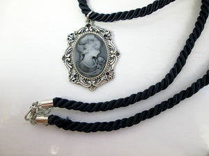 vintage style lady cameo necklace