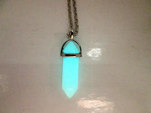 Load image into Gallery viewer, glow stone point necklace