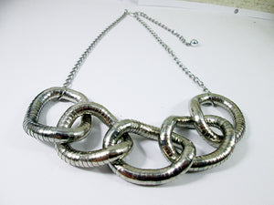 chunky silver interlocking necklace