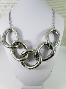 Chunky five circles necklace