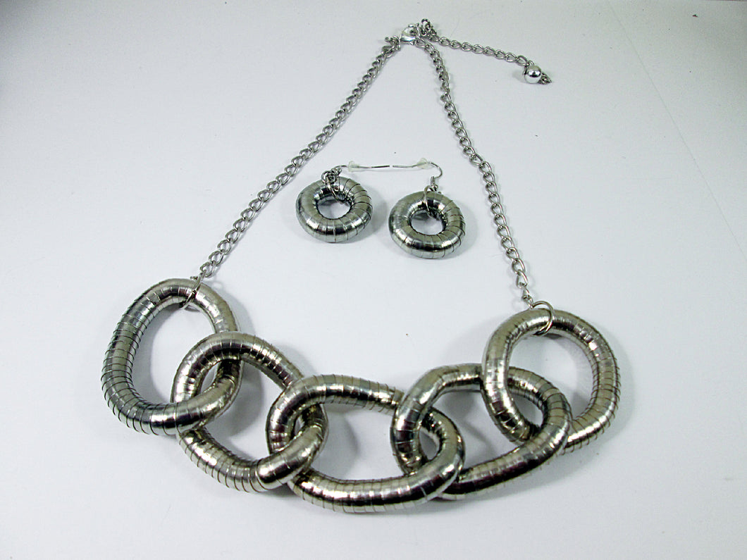 chunky silver five circles interlocking necklace and earrings set