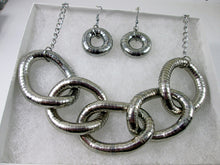 Load image into Gallery viewer, chunky silver interlocking 5-rings necklace set