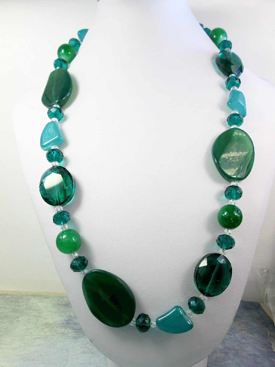 emerald green agate bead necklace