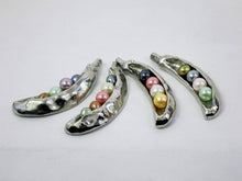 Load image into Gallery viewer, peas in pod pendant