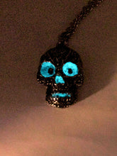 Load image into Gallery viewer, glow in the dark skull necklace