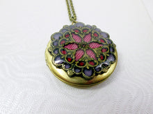 Load image into Gallery viewer, antique gold filigree locket